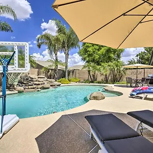 Oasis Desert Getaway Pool, Hot Tub, Patio! Holiday home